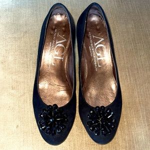 AGL block heel pump black suede